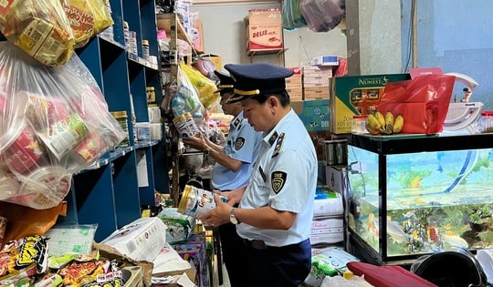 Kiểm tra đột xuất cơ sở kinh doanh, phát hiện nhiều lon sữa giả