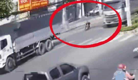 Tạt đầu xe tải tại nút giao, bé trai đi xe đạp điện tử vong thương tâm
