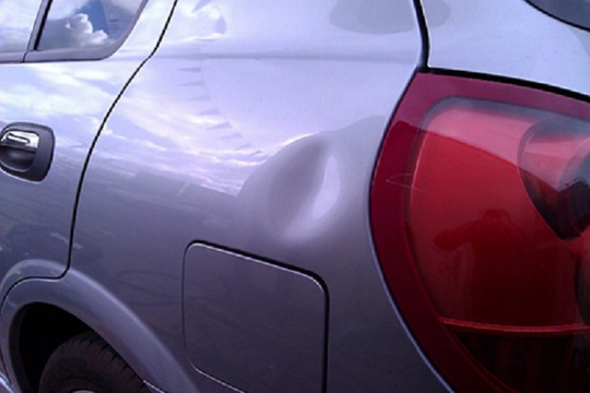 Mẹo tìm ra vết lõm ẩn trên thân xe