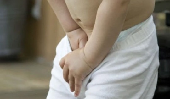 Bé 5 tuổi ở Hải Dương nhập viện gấp vì sự cố vùng kín, bố mẹ thừa nhận mắc sai lầm này khi chăm con