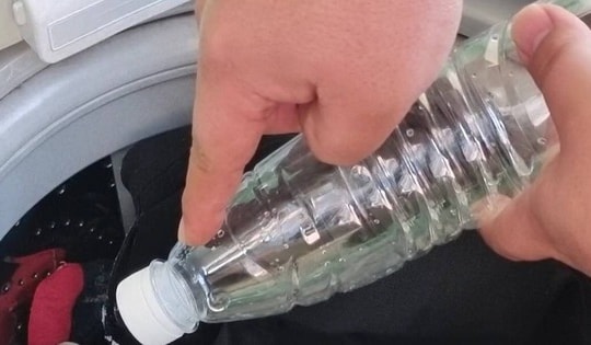 Bỏ 1 chai nhựa rỗng vào máy giặt, tôi công nhận người nghĩ ra mẹo này có IQ 'đỉnh nóc'