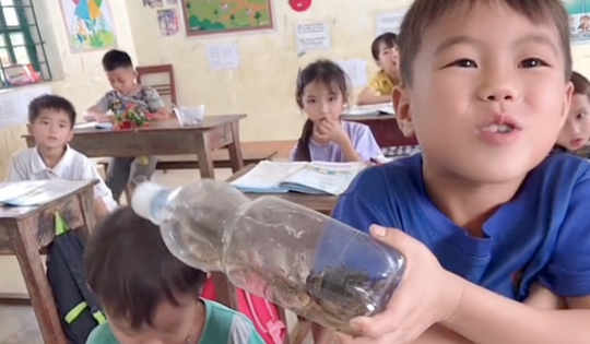 Món quà chúc mừng 20/11 có một không hai của em bé vùng cao khiến dân tình ai nấy đều bật cười