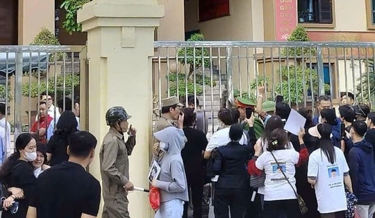 Lý do hoãn phiên xét xử vụ nam sinh lớp 8 bị đánh tử vong tại sân đình?