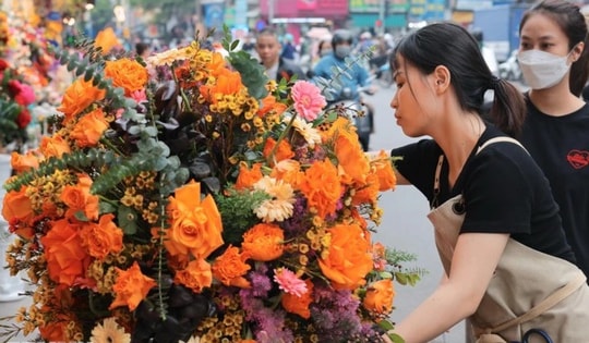 Thị trường quà tặng 20/11 đa dạng mẫu mã, phong phú về giá thành