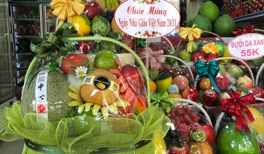 Ngày Nhà giáo Việt Nam 20/11: Người tiêu dùng ưu tiên chọn các mặt hàng thiết thực làm quà tặng