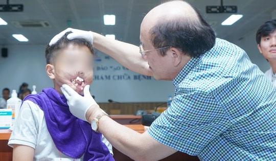Vi phẫu tạo hình cho bé trai 11 tuổi bị pháo nổ làm vỡ hàm, mất môi và những ca tổn thương nặng vùng hàm mặt