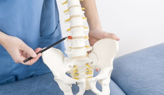 Triệu chứng của xẹp đốt sống do loãng xương