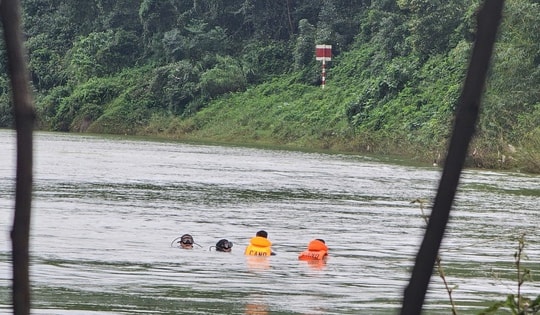 Hiện trường lặn tìm 2 người trên xe rác rơi xuống sông mất tích