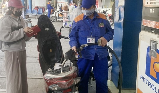 Giá xăng giảm nhẹ lần thứ 2 liên tiếp, RON 92 sát mốc 19.000đ/lít