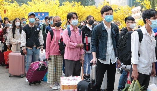 Nhiều người chọn cách này để tiết kiệm chi phí về quê ăn Tết