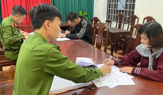 Bắt 2 đối tượng lừa đảo nhận tiền xin giảm tuổi ghép thận