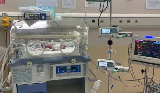 Bé gái sơ sinh bị bỏ trong túi bóng đặt trước cửa bệnh viện ở Hà Nội