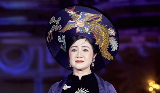 NSND Thu Hà diện áo dài thêu cầu kỳ gây chú ý