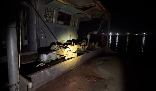 ‘Cát tặc’ nhảy xuống sông trốn thoát khi bị kiểm tra