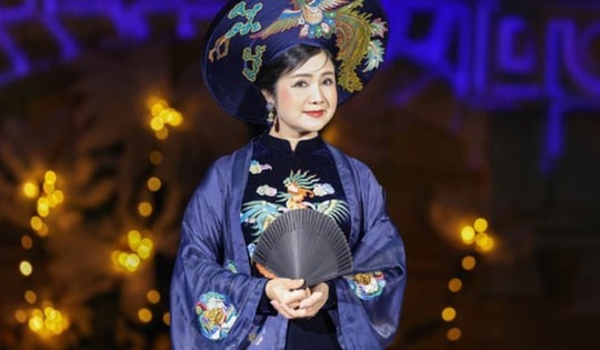 NSND Thu Hà mặc áo dài thêu phượng hoàng, diễn thời trang cùng dàn nghệ sĩ trẻ