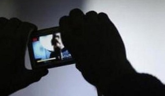 Yêu qua mạng, người phụ nữ bị quay lén clip, tống tiền
