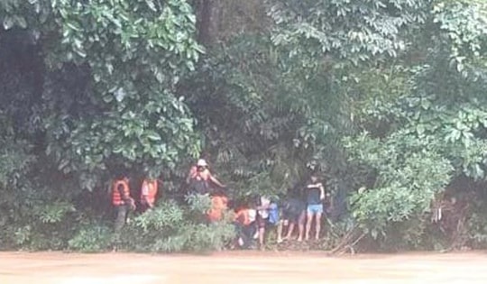 Tìm kiếm bé 2 tuổi mất tích hơn 2 ngày, nghi rơi xuống suối