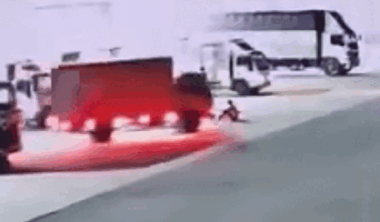 Nam thanh niên bị xe tải cán trọng thương khi đang ngồi trước cửa kho hàng