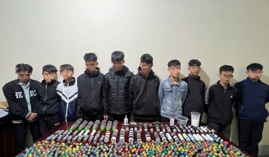 Phát hiện nhóm học sinh lên mạng mua nguyên liệu, tự chế pháo nổ