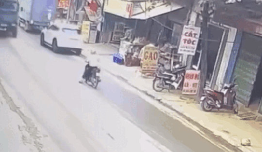 Đột ngột ngã ra đường, người đàn ông đi xe máy bị xe tải cán tử vong ở Yên Bái