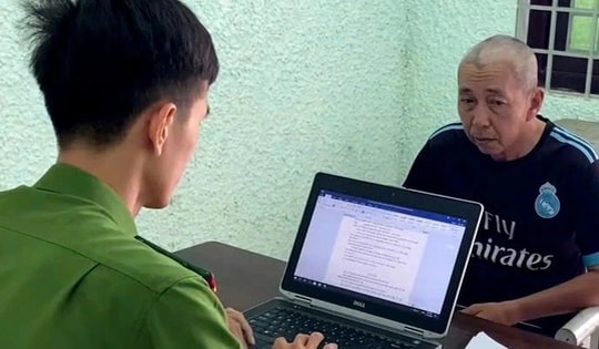 U60 tóc bạc trắng dùng video nhạy cảm tống tiền vợ hờ U50