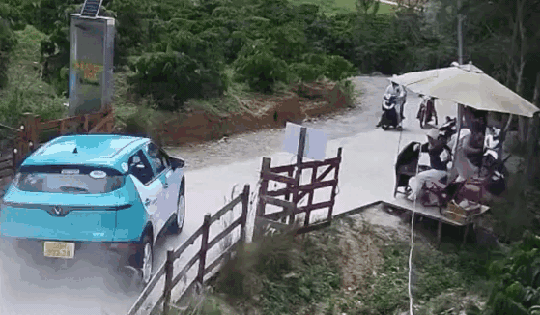 Xe taxi lao vào vách núi khiến 4 người thương vong ở Đà Lạt