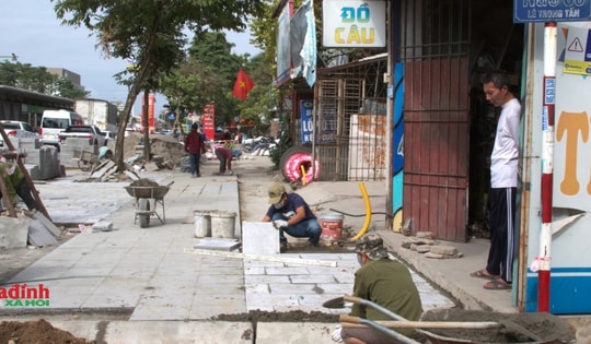 Hà Nội: "Đến hẹn lại lên" vỉa hè nhiều tuyến phố được đào xới, lát đá mới dịp cuối năm