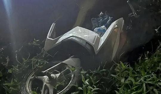 Đi theo Google Maps, nam thanh niên điều khiển xe máy lao thẳng xuống mương nước