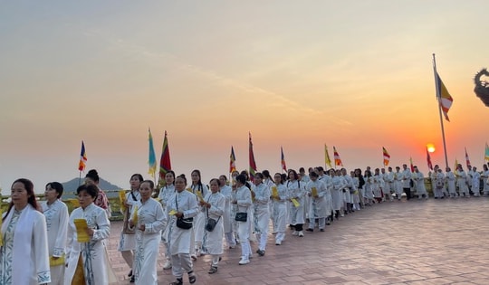 Hơn 20.000 Phật tử dâng hương tưởng nhớ Phật hoàng Trần Nhân Tông tại chùa Ngọa Vân Yên Tử