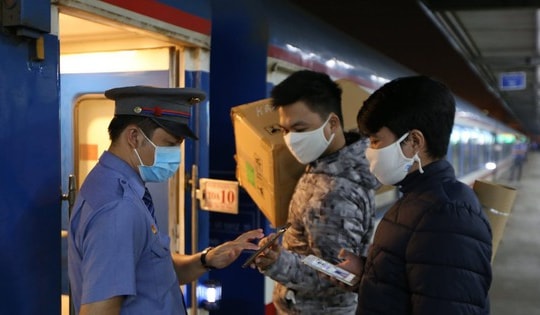 Giá vé tàu Tết 2025 tăng cao, nhiều chặng không còn vé để mua