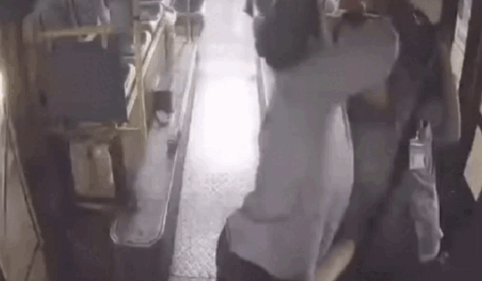 Khoảnh khắc tài xế xe buýt đột quỵ khi đang dừng chờ đèn đỏ