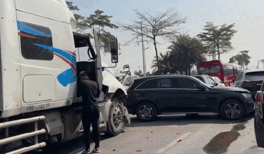 Hà Nội: Tài xế xe container buồn ngủ, gây tai nạn liên hoàn trên đường Trường Sa