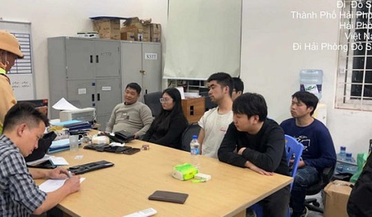 Qua trinh sát, CSGT phát hiện ô tô chở 6 người nước ngoài nhập cảnh trái phép