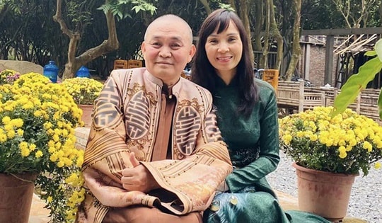 Danh hài Xuân Hinh: "Tôi tách giường ngủ riêng với vợ nhưng bà ấy không chịu, bị yêu quá cũng khổ"