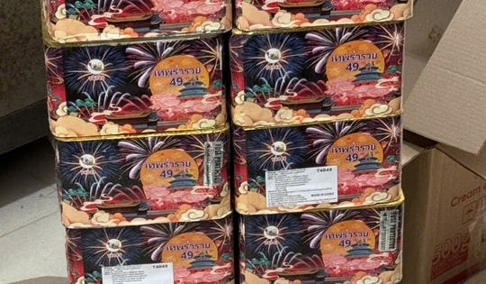 Gần Tết Nguyên đán, tiểu thương công khai tiêu thụ gần 50kg pháo lậu