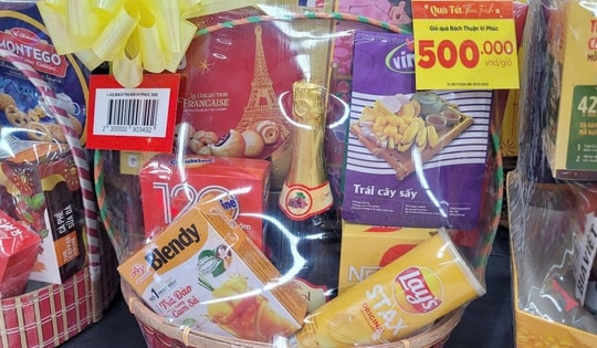 Giỏ quà Tết 'lên kệ' sớm phục vụ người tiêu dùng, giá chỉ từ 99.000 đồng