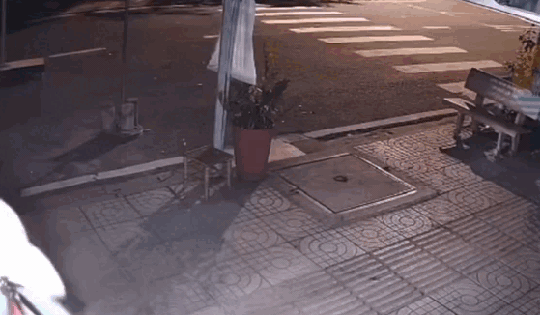 Xe taxi điện phóng như 'bay', lao thẳng vào nhà dân bên đường