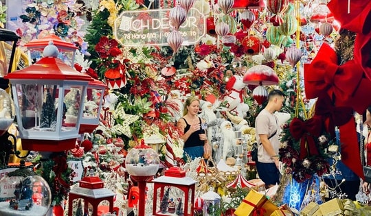 Thị trường Noel 2024: Mẫu mã đa dạng, giá cả biến động nhẹ