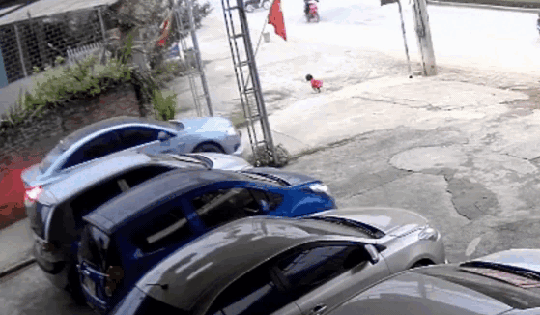 Xe ô tô đi ngược chiều, chèn qua người cháu bé đang ngồi trên vỉa hè