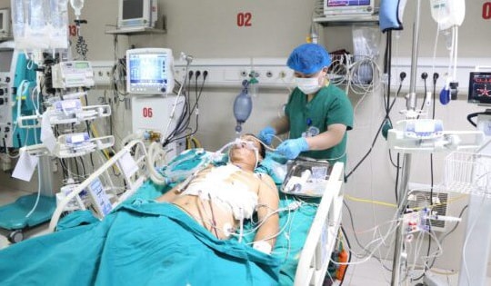 Người đàn ông 49 tuổi ở Phú Thọ ngừng tuần hoàn, phải truyền 8 lít máu may mắn được cứu sống