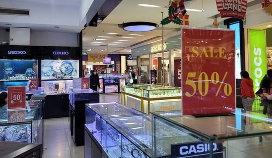 Chương trình khuyến mại triển khai rầm rộ, siêu thị, trung tâm thương mại vắng khách, người tiêu dùng ngồi nhà canh giờ vàng 'săn' sale