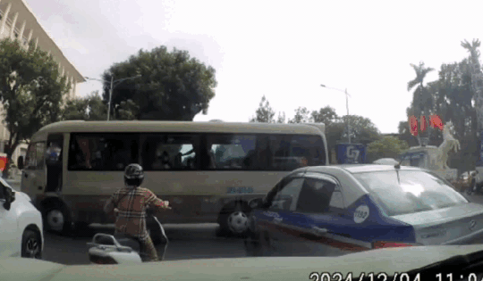 Hà Nội: Xe khách chở học sinh đột ngột băng qua đường, tài xế lao xuống đánh người khi bị nhắc nhở