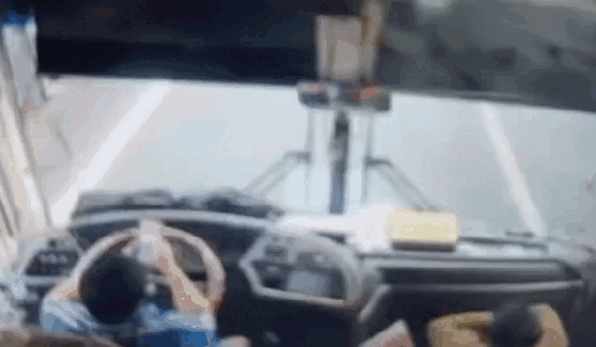 Vừa sử dụng điện thoại, vừa lái xe bằng khuỷu tay, tài xế xe khách bị phạt nặng