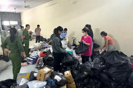 Truy quét hàng hóa, lực lượng chức năng thu giữ hàng vạn sản phẩm thời trang 'nhiều không'