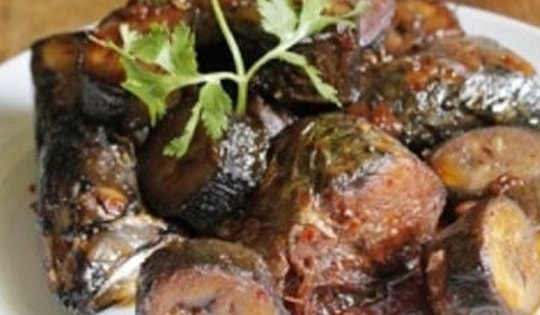Cách làm cá biển kho chuối xanh cực ngon, lạ miệng
