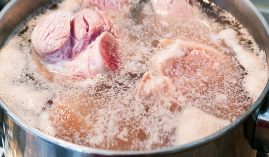 Luộc thịt nên cho từ lúc nước lạnh hay đợi nước sôi: Câu trả lời của chuyên gia sẽ khiến nhiều người thay đổi suy nghĩ