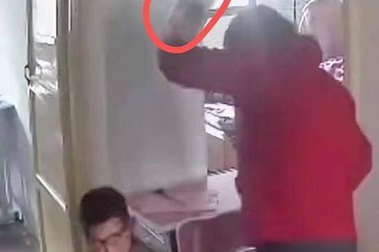 Sau ly hôn, mẹ "thăm" con qua camera giám sát: Chứng kiến con gái cầu cứu, người phụ nữ đau đớn vô cùng