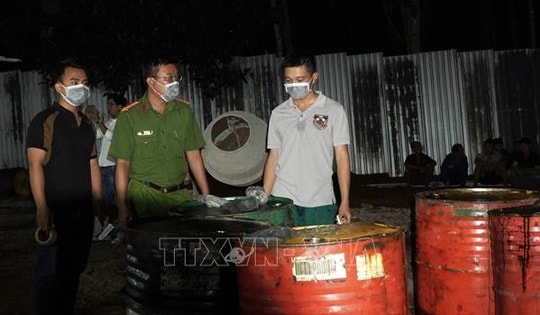 Công an đột kích cơ sở nấu nhớt thải quy mô lớn tại Châu Đức (Bà Rịa - Vũng Tàu)