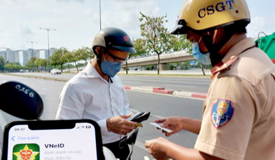 Bị tước giấy phép lái xe trên VNeID người dân có được dùng bản cứng thay thế?