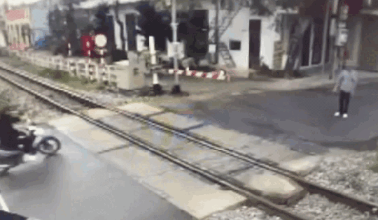 Băng qua đường tàu như 'tự sát', người đi xe máy gặp tai nạn thương tâm